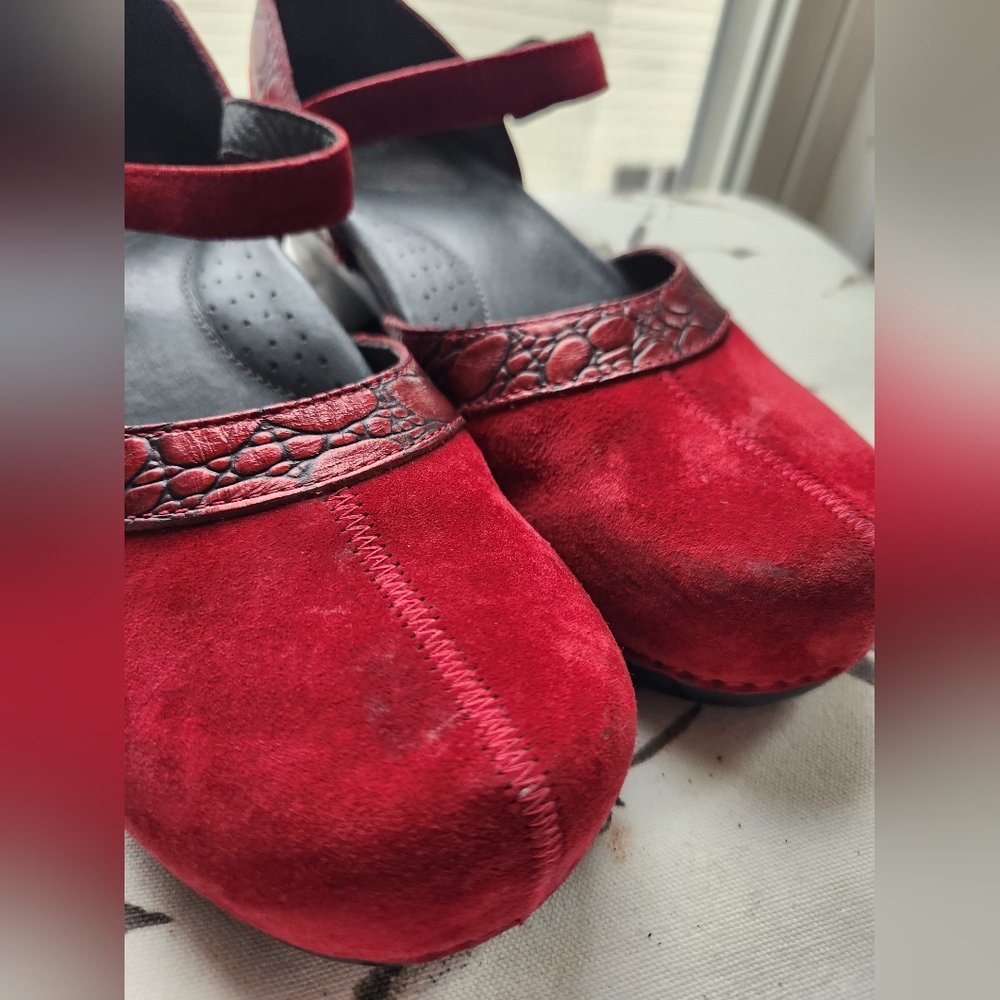 Dansko (EU 40 ) (US 9 1/2 ) sally red suede leather mary jane embossed clog